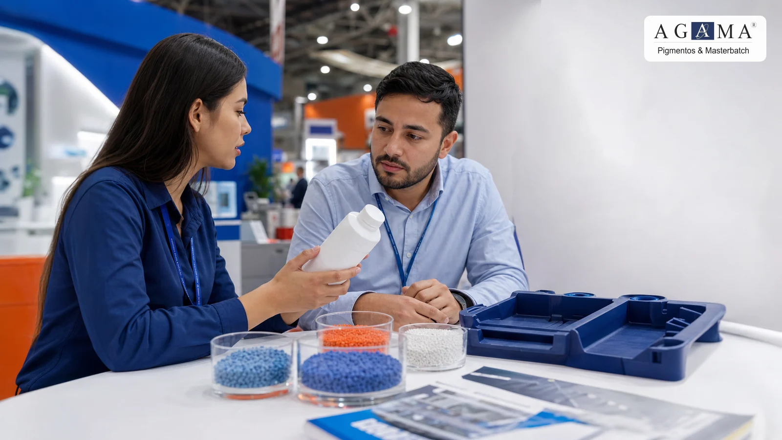 Reunión técnica sobre aditivos para plástico en una feria industrial mexicana
