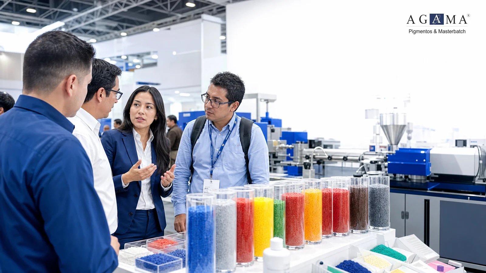 Conversación técnica y muestras de pellets en una exposición de la industria del plástico